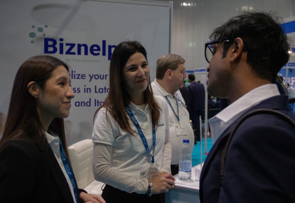 Fernando Raymond speaking with Candelaria Argañaras and Kamila Guanotasig at Biznelp